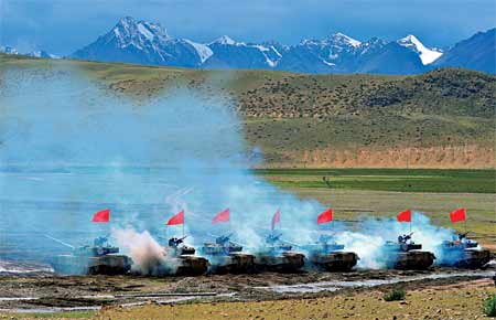 中国在西藏首次陆空实弹大演习 大批新武器登场
